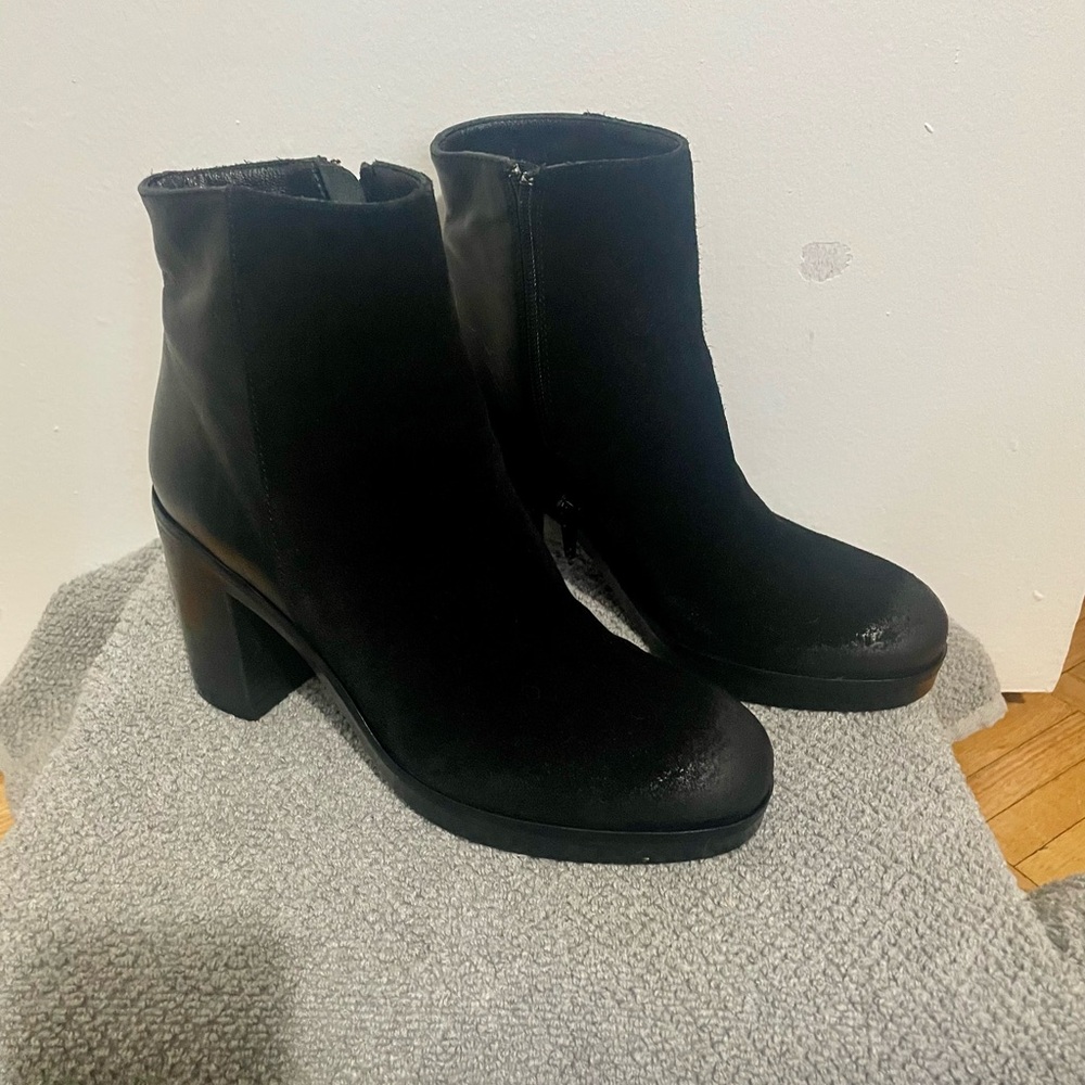 STRATEGIA Elegant Black Ankle Boots, size 5.5